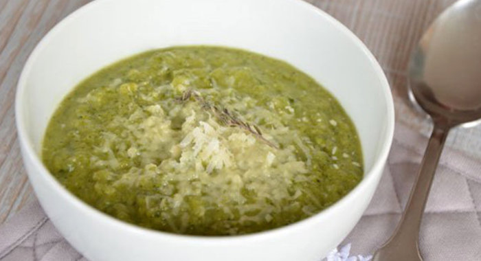 Холодный кабачковый суп-пюре с тимьяном и пармезаном
