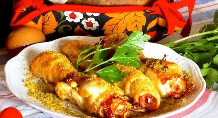 Куриные рулетики с ветчиной и яйцом