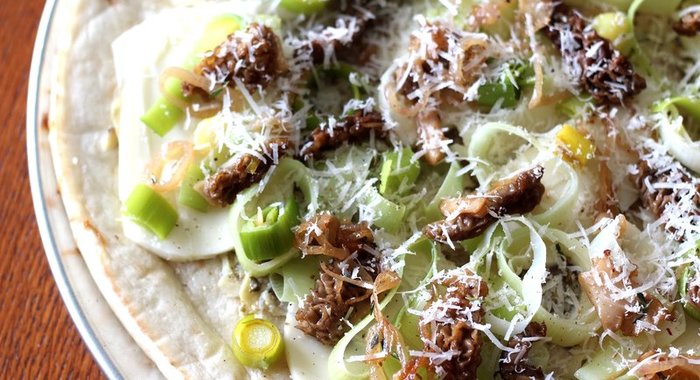 Пицца с маринованными грибами