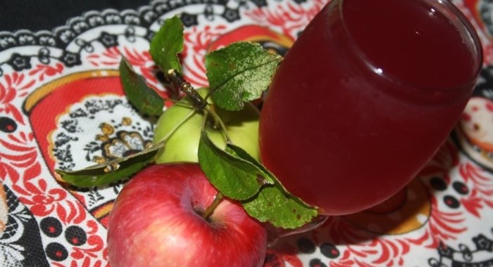 Яблочный компот с виноградными листочками