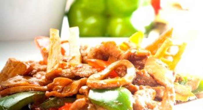 Жареные зеленые овощи с халлоуми и грибами