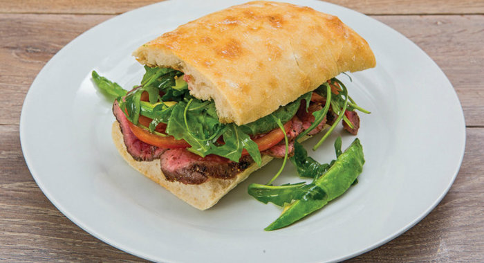 Сэндвич со стейком, помидором и авокадо