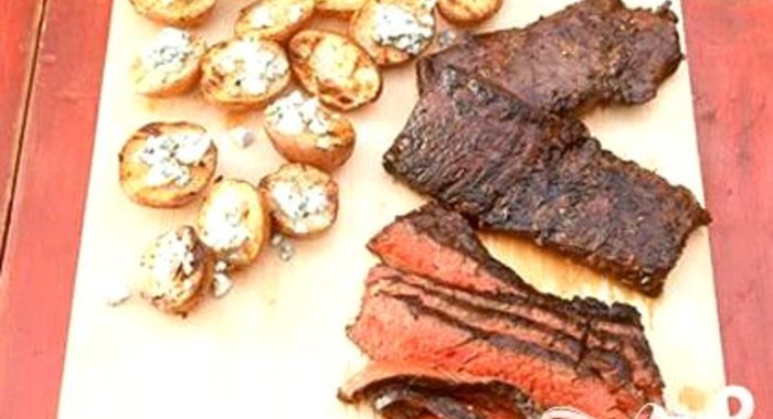 Говяжий стейк с голубым сыром и картофелем