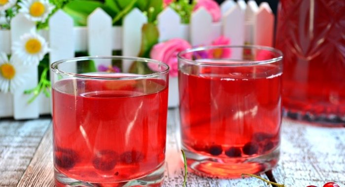 Компот из красной и черной смородины