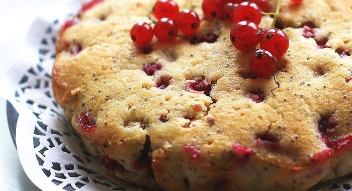 Пирог с маком и красной смородиной