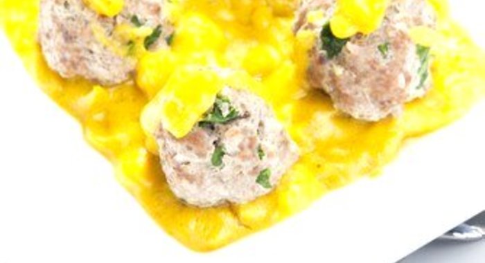 Куриные котлеты с киноа и яблочным соусом