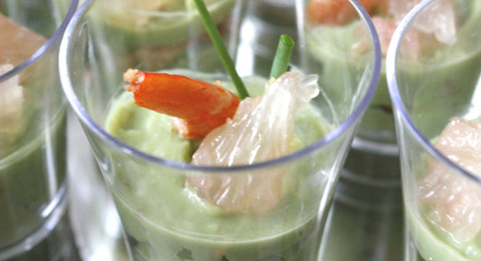 Мусс из авокадо с креветками и грейпфрутом