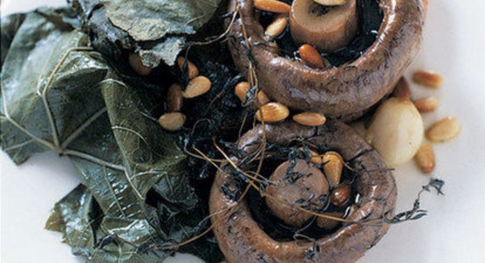 Тосты с грибами, запеченными в виноградных листьях