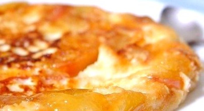 Омлет из творога с карамельными яблоками