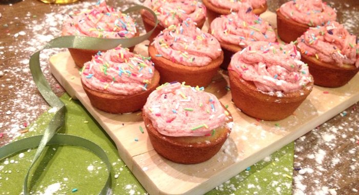 Клубничные капкейки