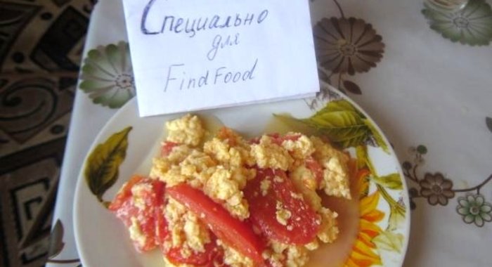Сырно-творожный омлет с помидорами