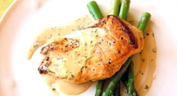 Жареная курица в кремовом соусе с горчицей