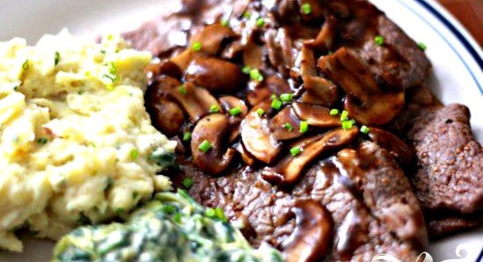 Стейк с грибным соусом и сливочным шпинатом
