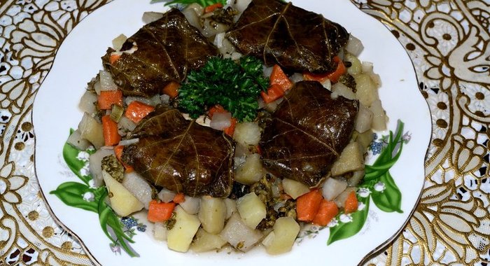 Рагу с листьями фаршированными курицей и опятами