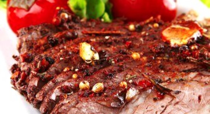 Ароматные говяжьи стейки с чесноком и перцем чипотле