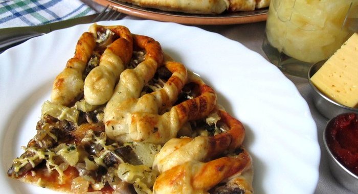 Пицца с грибами и ананасами