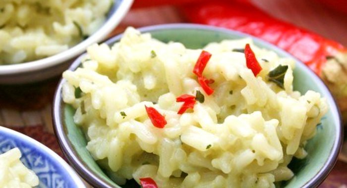 Летнее ризотто с зеленью, фетой и кабачками