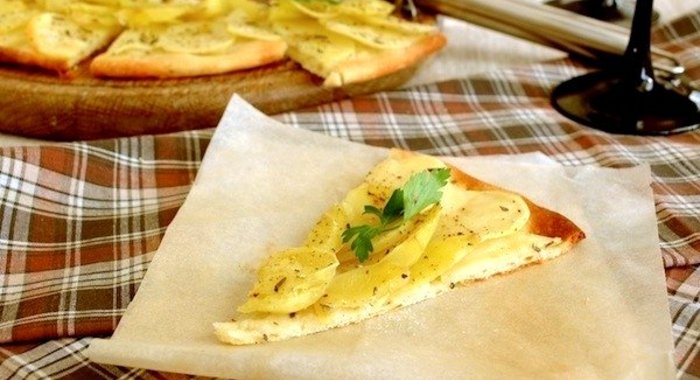 Пицца с картофелем и розмарином