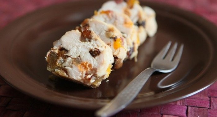 Куриный рулет с сухофруктами
