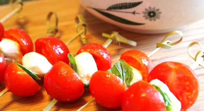 Канапе с сыром моцарелла