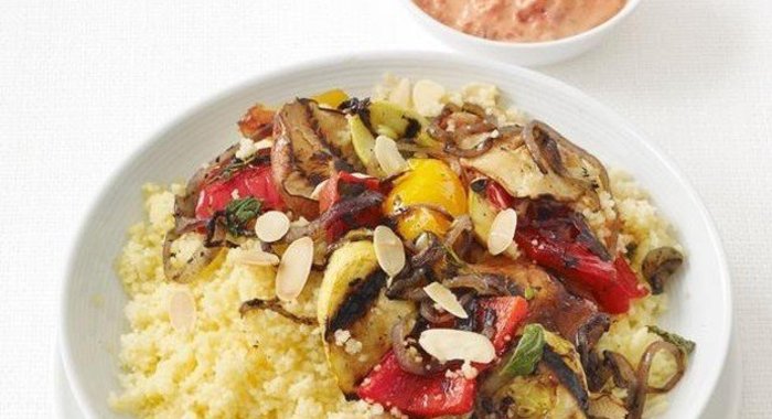 Овощи на гриле с йогуртовом соусом и кускусом