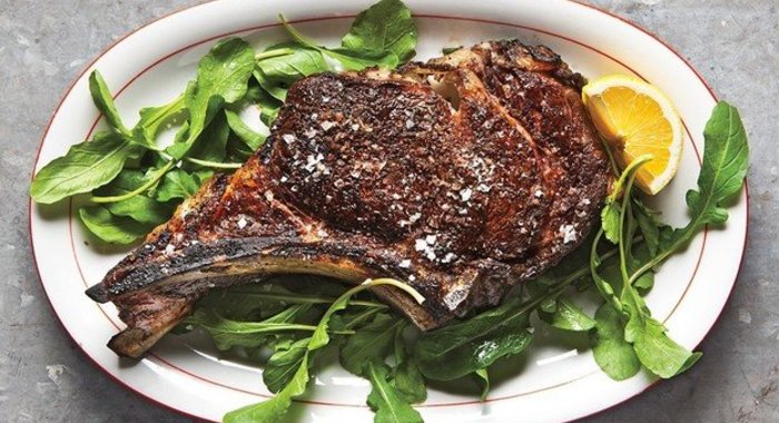 Стейк Рибай с солью и перцем