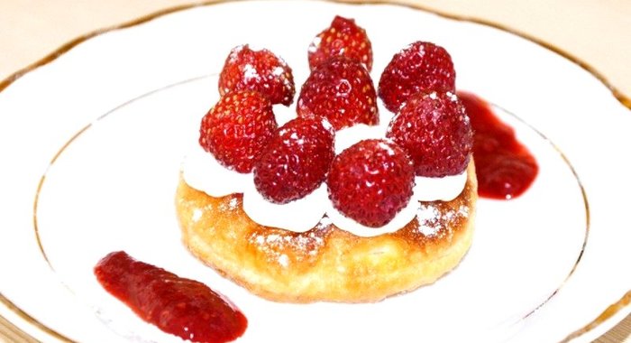 Слоенные пирожные с клубникой