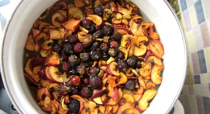 Компот из шиповника и сушеных яблок