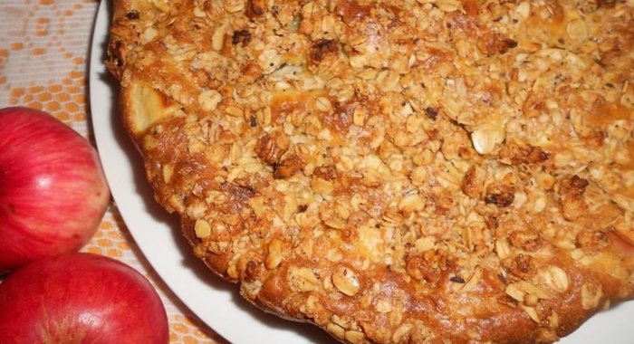 Шарлотка с посыпкой из мюсли