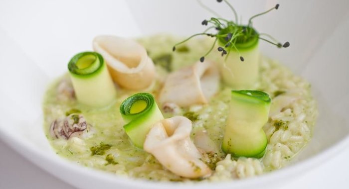 Ризотто с мини-кальмарами, цуккини и соусом песто