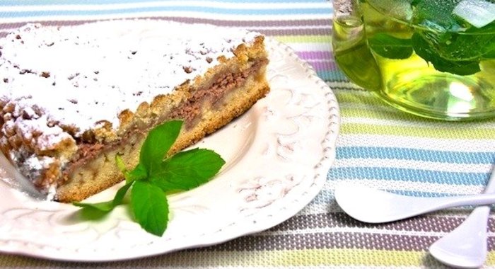 Тёртый пирог с клубникой и творогом