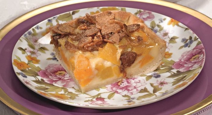 Пирог с персиками и мюсли