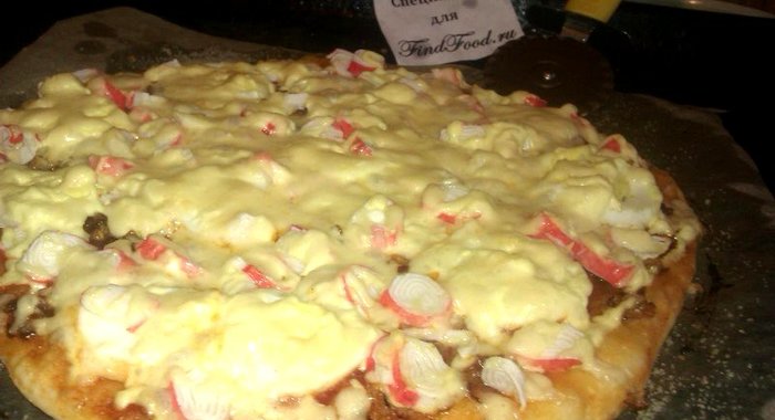 Пицца с крабовыми палочками и яйцом
