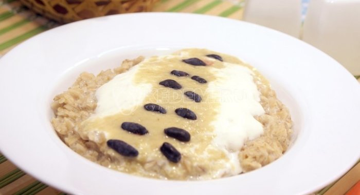 Каша овсяная на молоке с виноградом и жимолостью