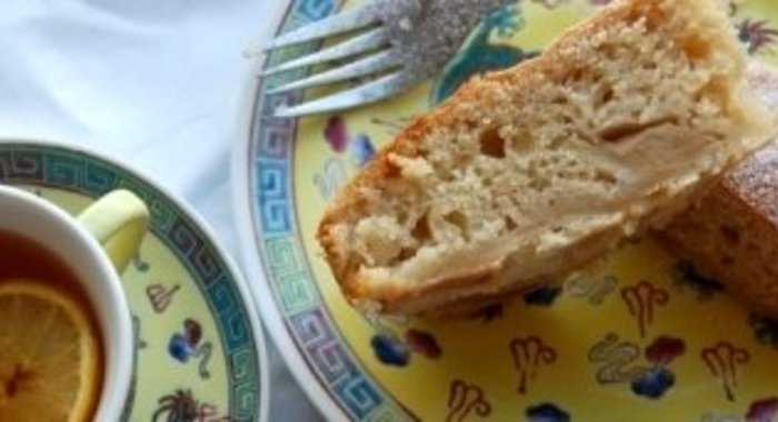 Шарлотка с манкой и яблоками