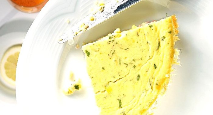 Омлет со сметаной на сковороде