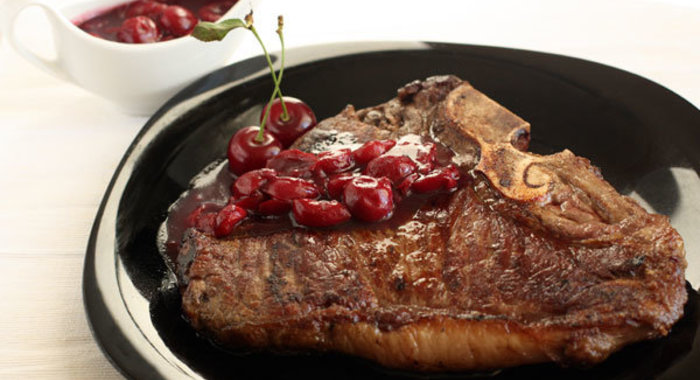 Вишневый соус и стейк ти-бон