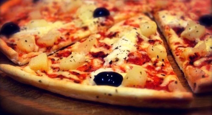 Пицца с копченой курицей и ананасами