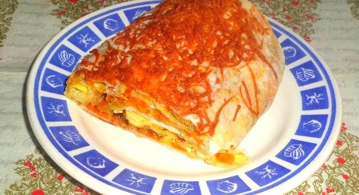 Рулет с яично-морковной начинкой