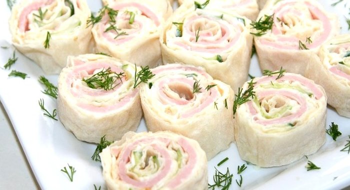 Рулет из лаваша с ветчиной и огурцом