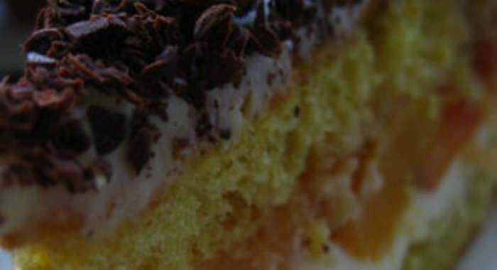 Бисквитный торт с нектаринами и ванильным кремом