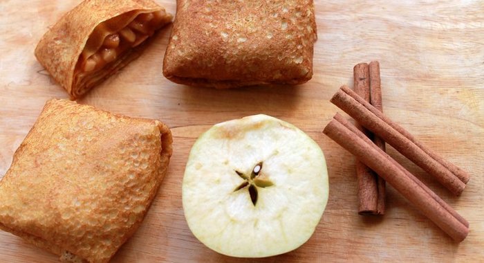 Блинчики с яблоками в карамели