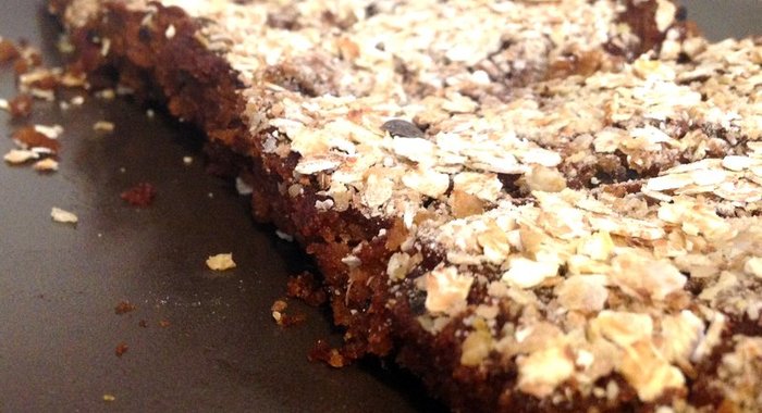 Постный кекс из гречневой муки с черносливом