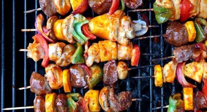 Маринованные бараньи шашлыки с овощами и грибами на гриле