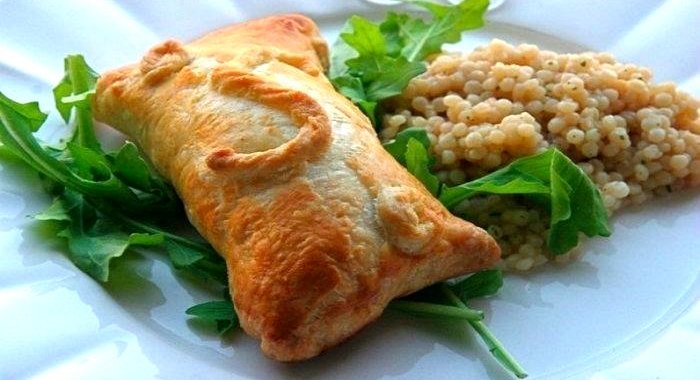 Слоеные пирожки с курицей и сливочным сыром