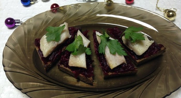 Бутерброды со свеклой и селедкой