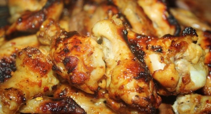 Острые крылышки в соево-лимонном маринаде на решетке на мангале