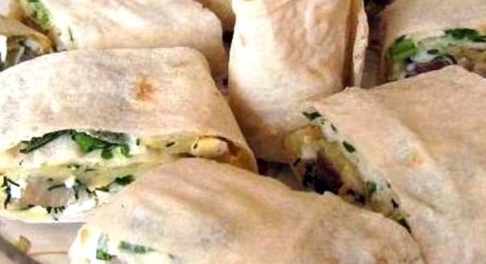 Рулет из лаваша с копченой куриной грудкой