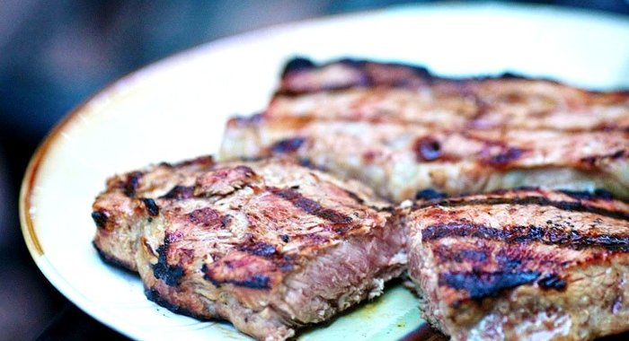 Стейк, маринованный в луковом соке