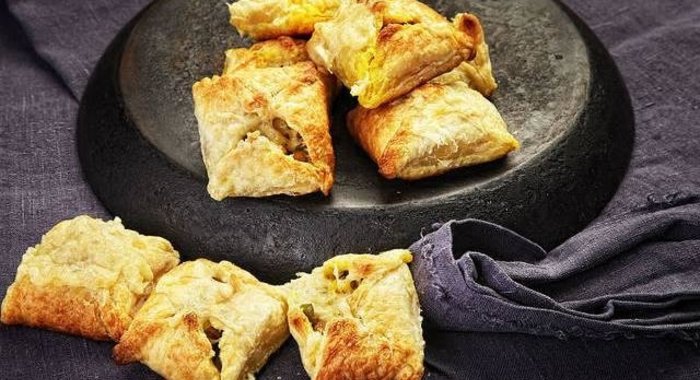 Слоеные пирожки с овощной начинкой